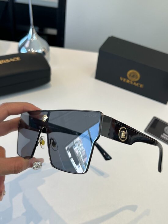 Versace Fashion Sunglasses for Shaping Your Face Shape